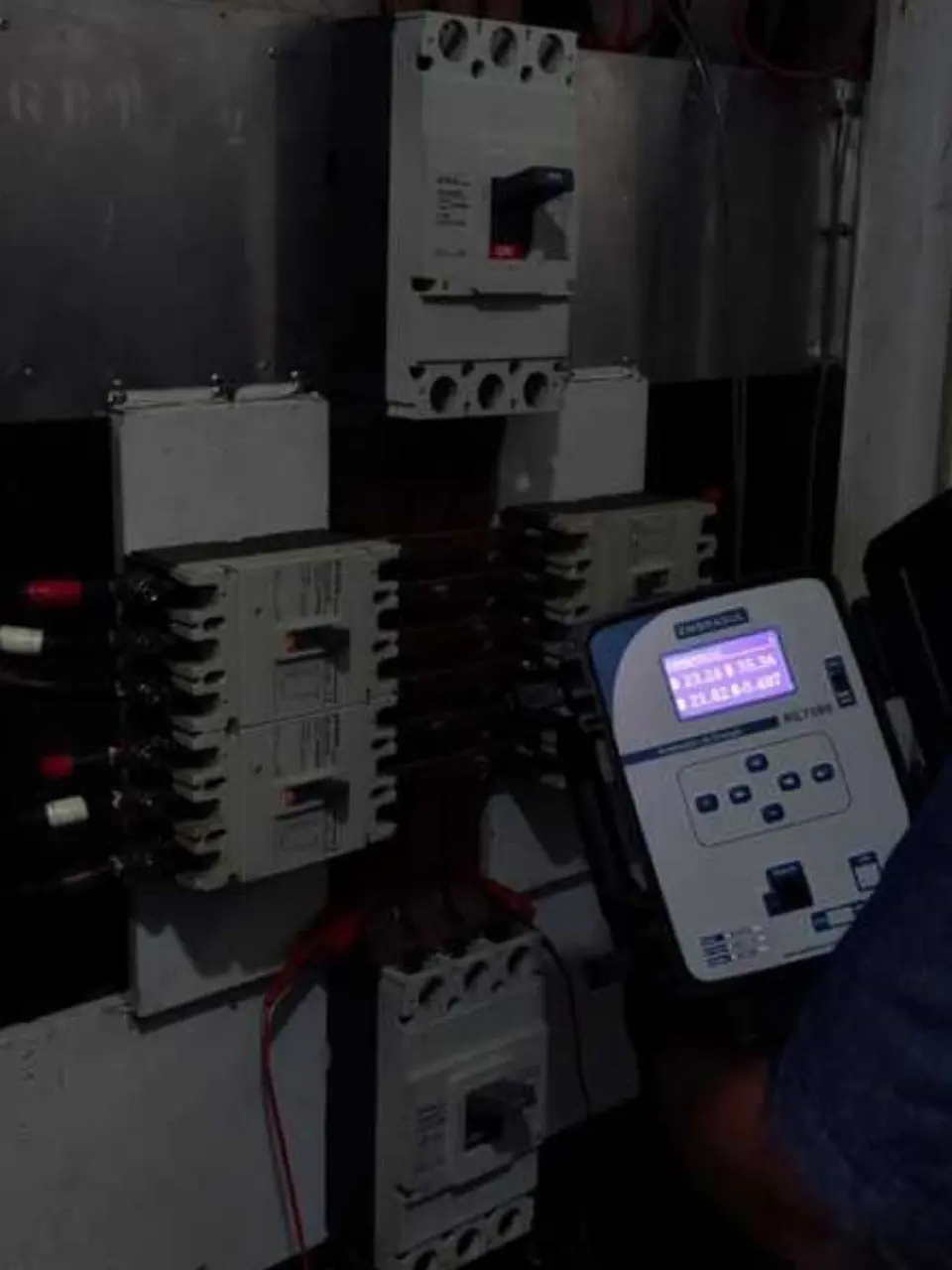 Analisador de energia com garras de medição ligado ao disjuntor geral de um quadro