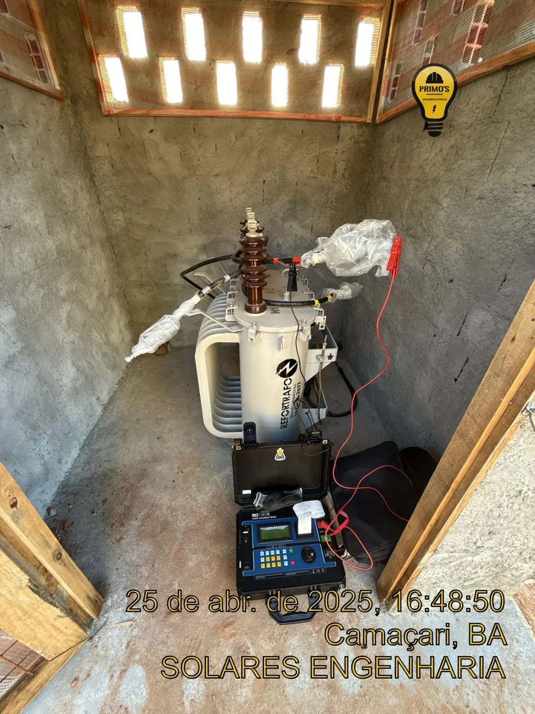 Analisador de energia conectado à saída de transformador, em Camaçari (BA)