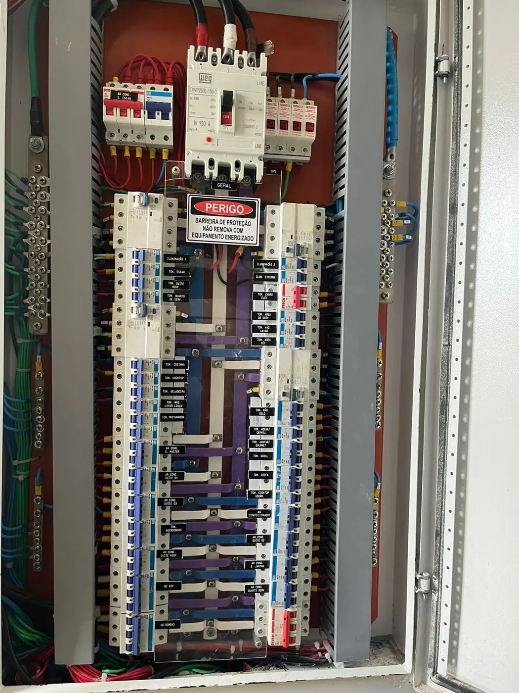 Quadro de distribuição elétrica montado com disjuntores identificados