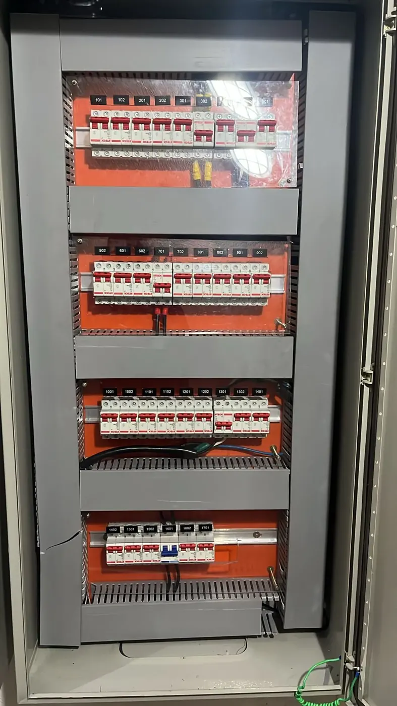 Quadro de distribuição com disjuntores identificados
