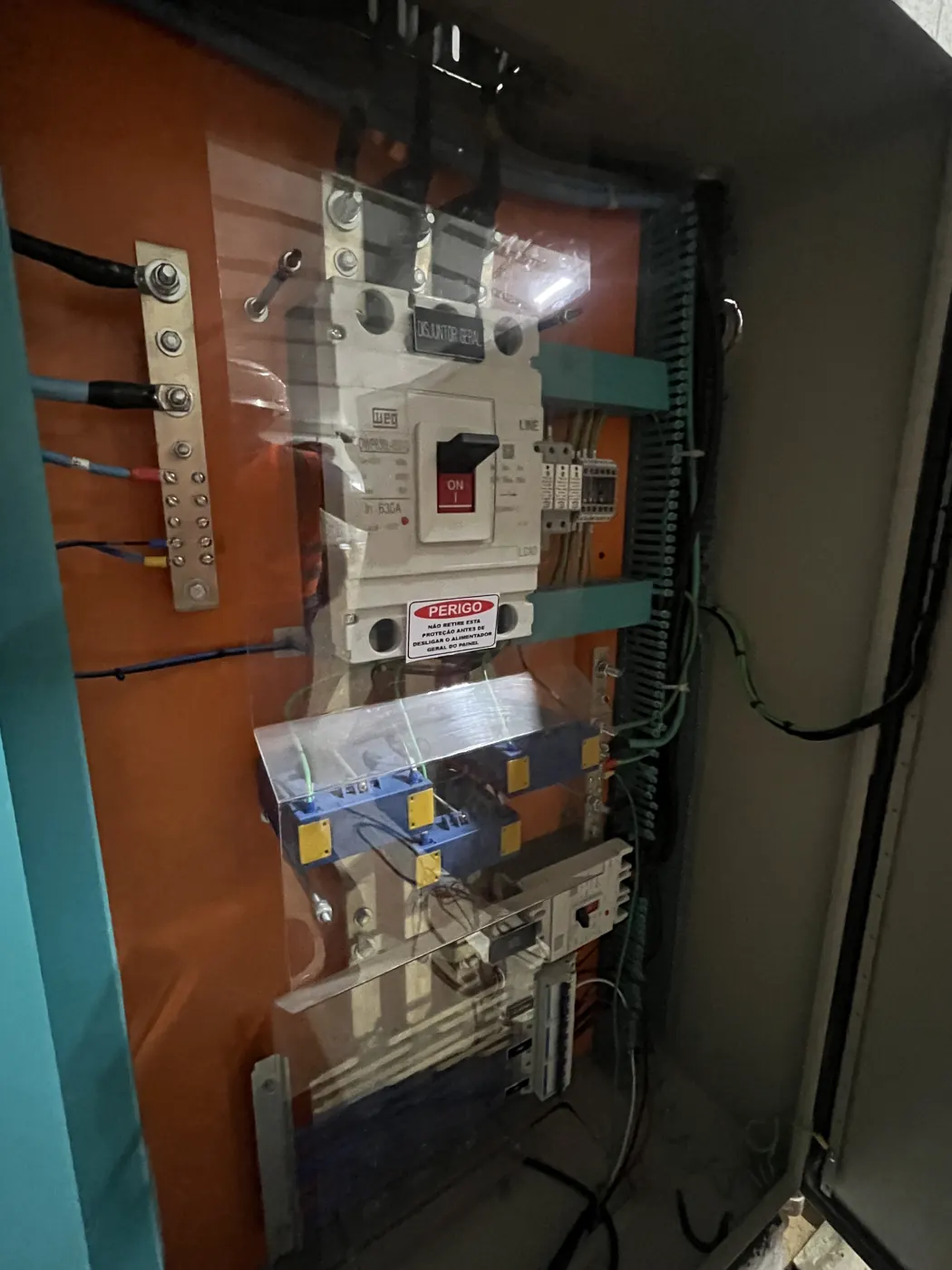 Quadro geral de baixa tensão com disjuntor principal e barramentos