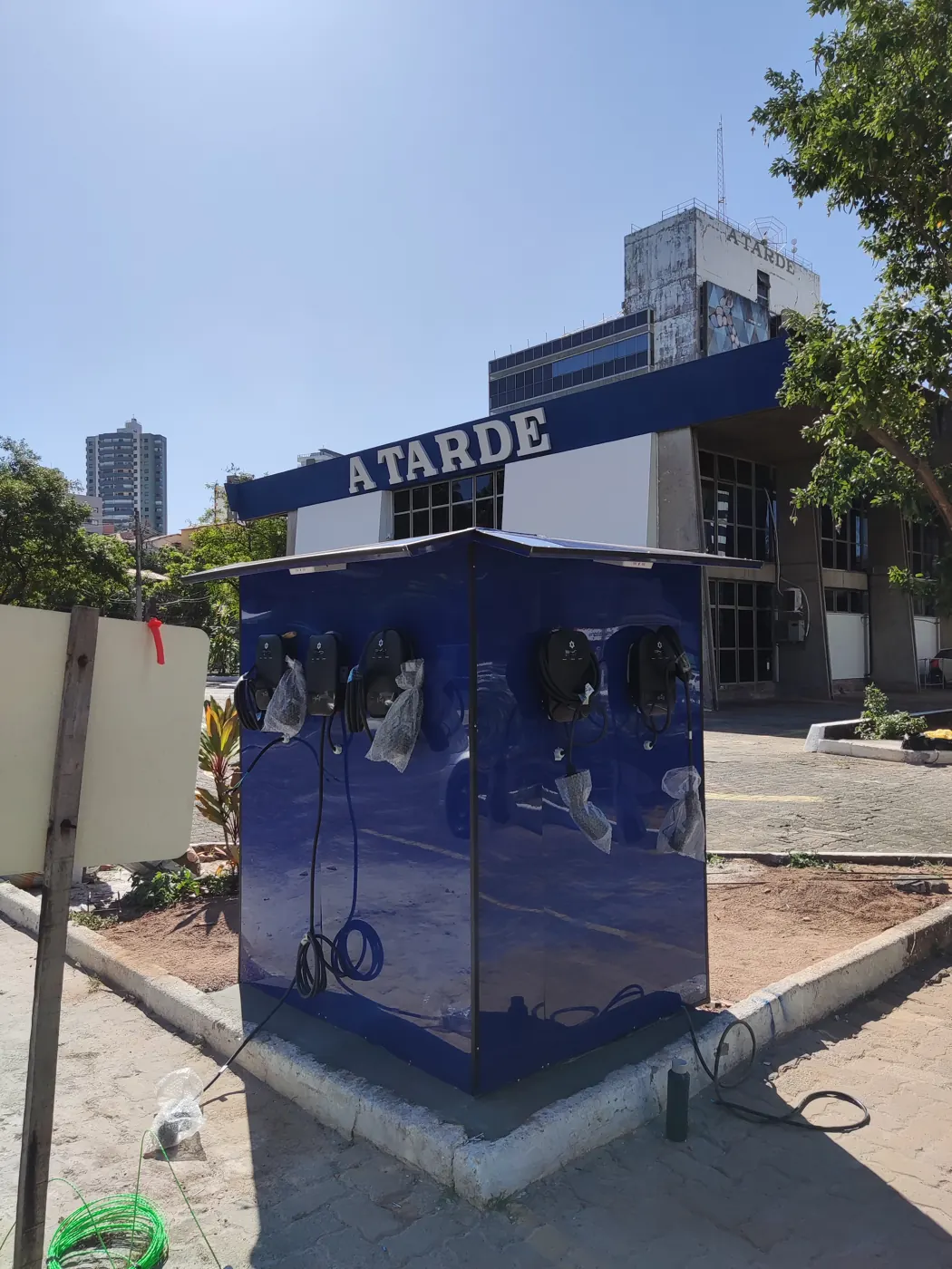 Estação de recarga com múltiplos carregadores em frente ao edifício do jornal A TARDE, em Salvador