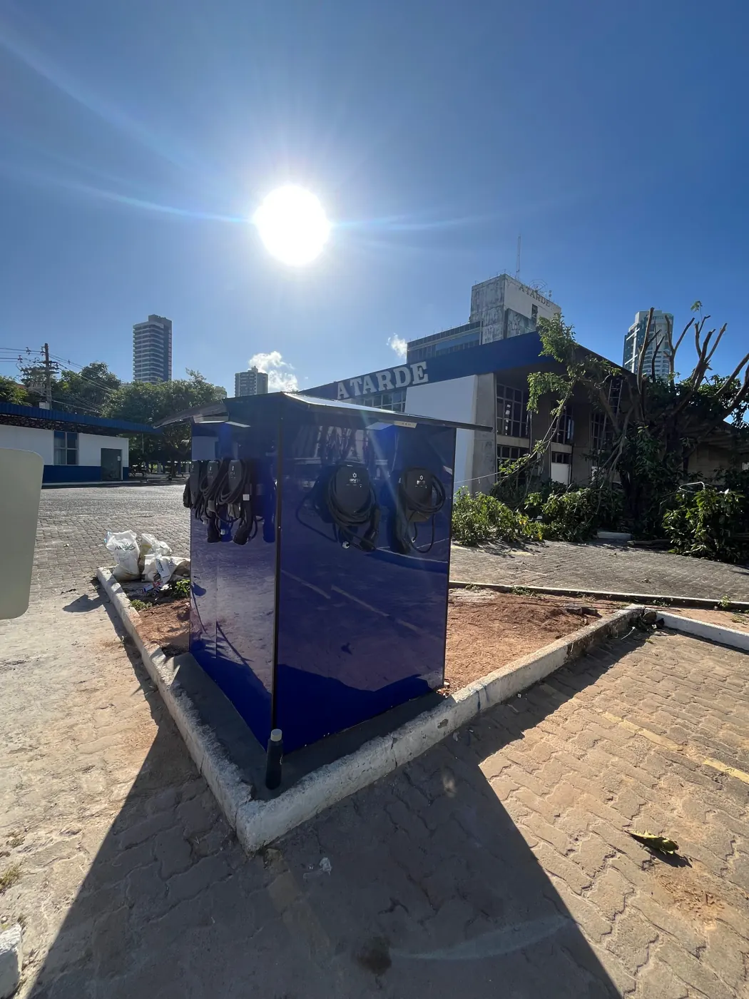 Estação de recarga com múltiplos carregadores em frente ao edifício do jornal A TARDE, em Salvador