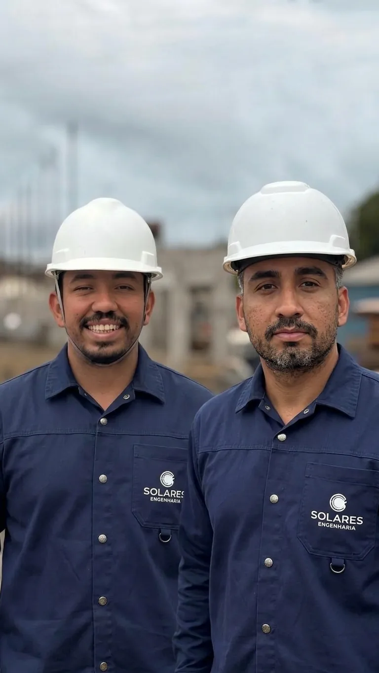 Os engenheiros Lenon Ganem e Tássio Lima, sócios da Solares Engenharia, de capacete e uniforme da empresa em uma obra