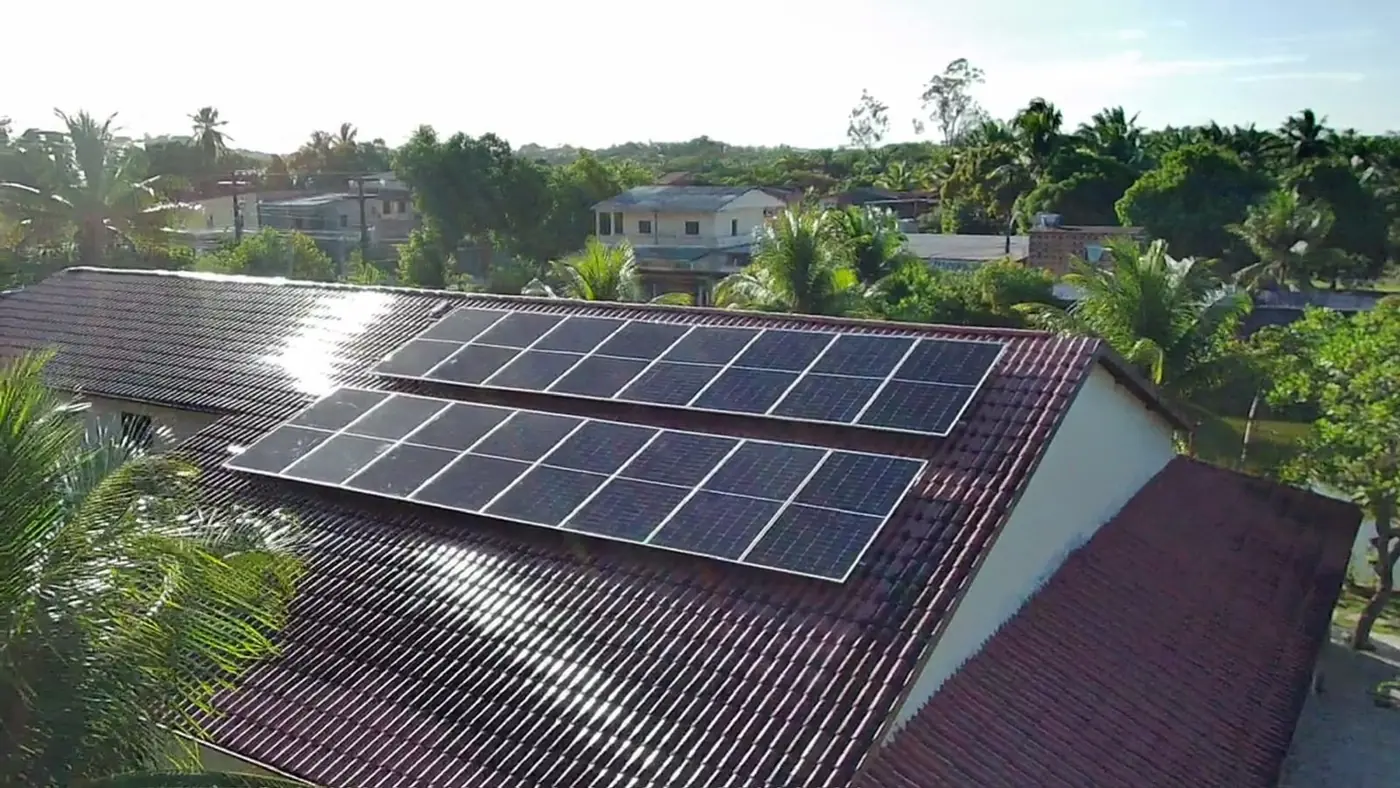 Módulos fotovoltaicos em telhado residencial