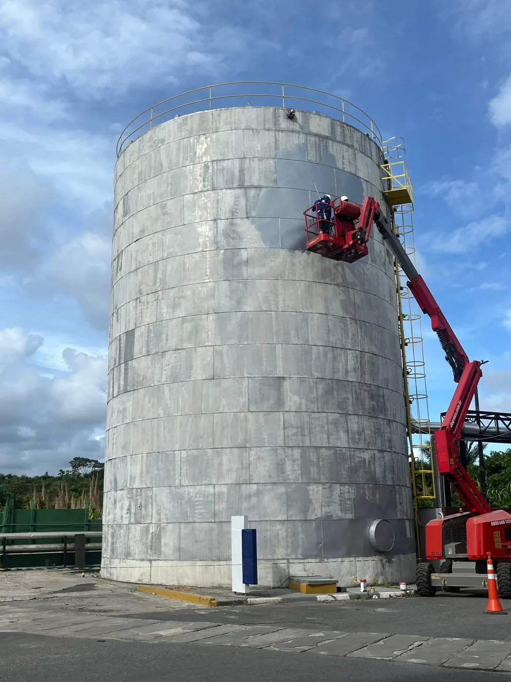 Manutenção em castelo d’água com plataforma elevatória